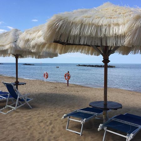 Hotel Mare Blu 滨海弗兰卡维拉 外观 照片